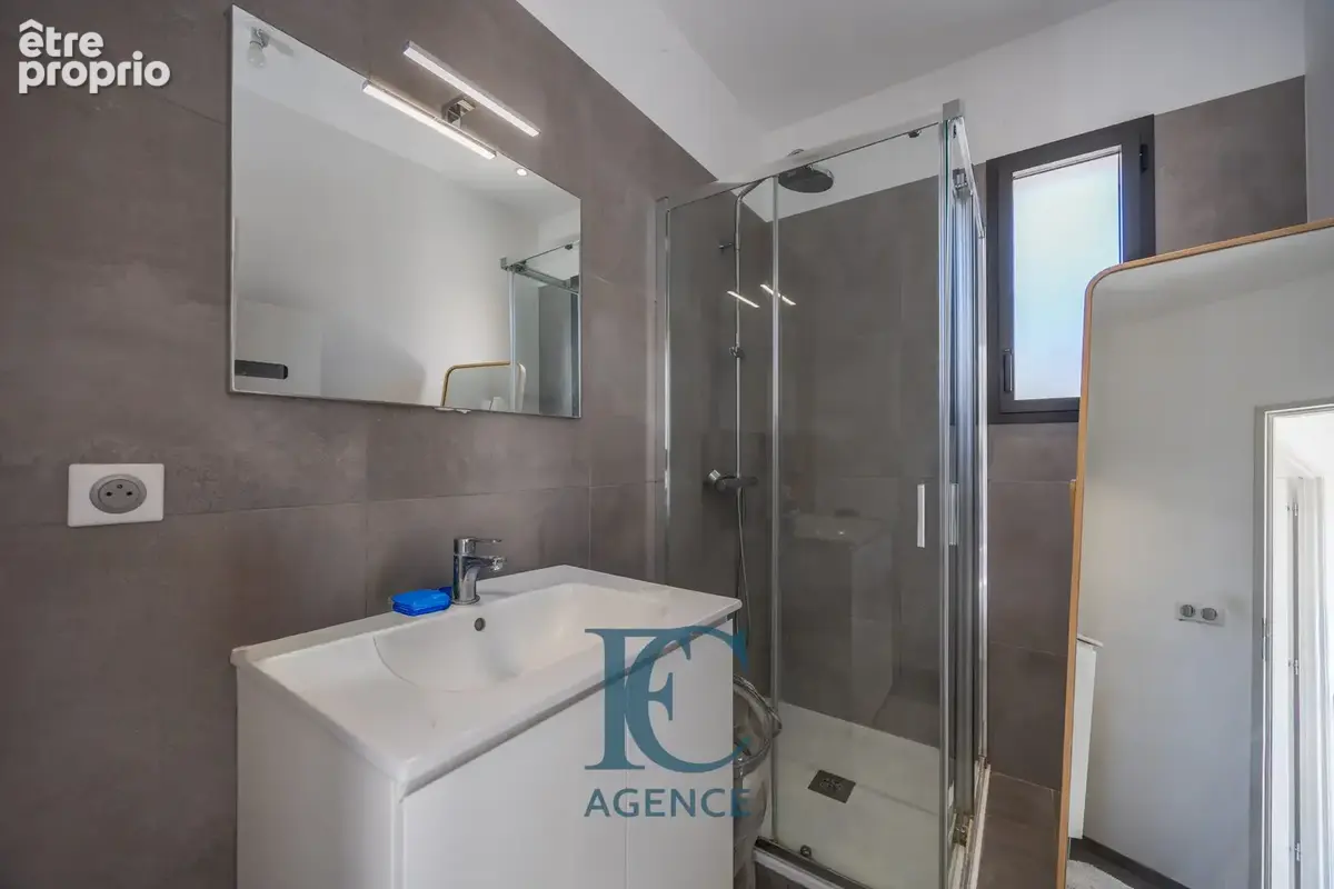 Maison contemporaine 6 pièces 190 m2 avec piscine et garage à proximité immédiate des criques - photo 8
