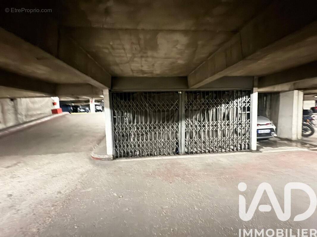 Photo 1 - Parking à PANTIN
