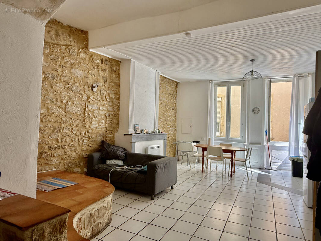 Appartement à BAGNOLS-SUR-CEZE