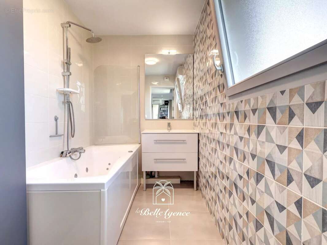 Appartement à SAINT-LAURENT-DU-VAR