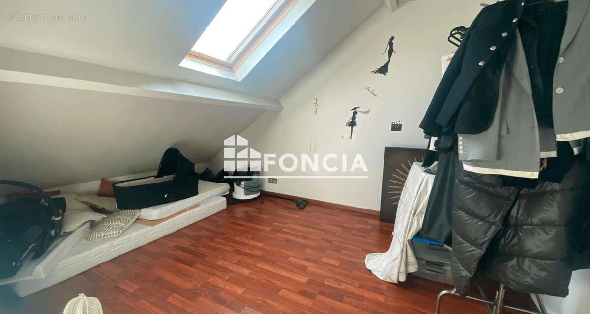 Foncia Le Raincy vous présente cette agréable maison familiale située dans le secteur recherché Benoît Malon - photo 11