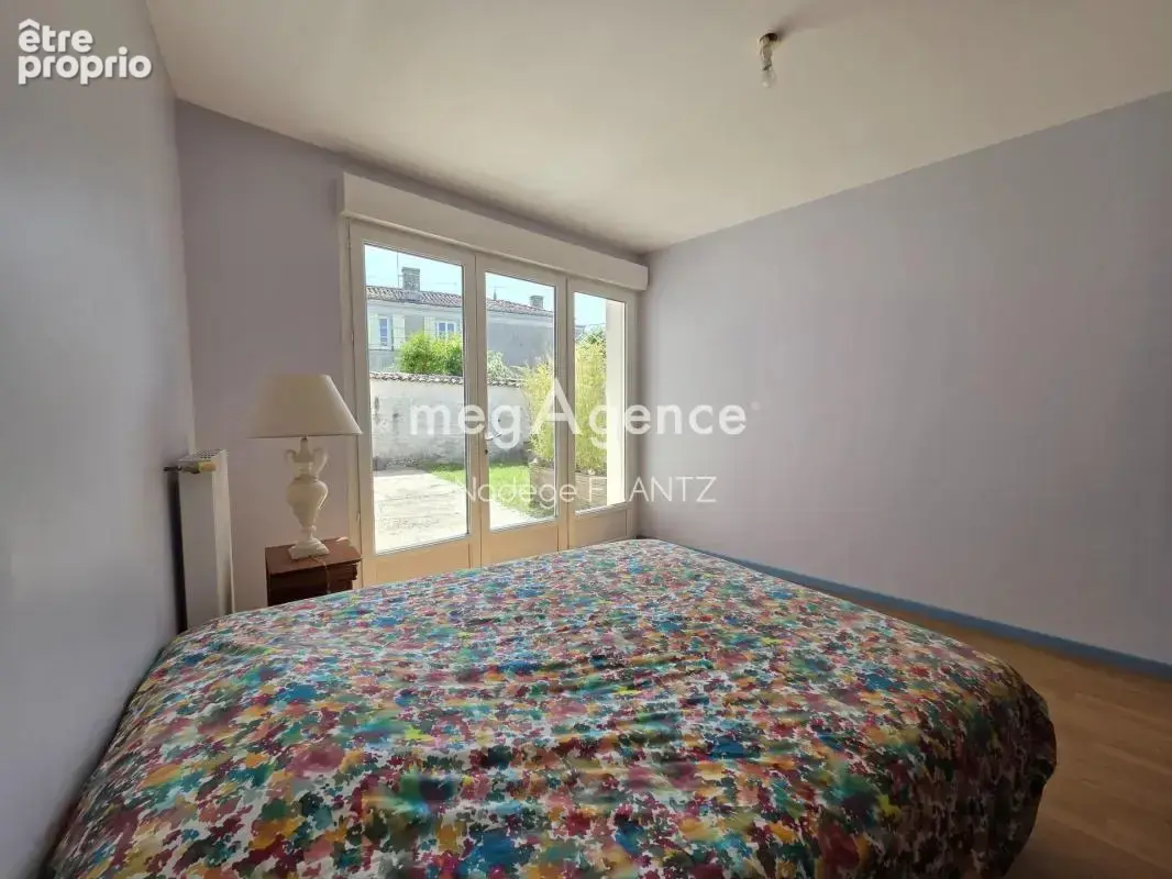 Maison de plain-pied rénovée à Aumagne – 2 chambres, jardin et dépendance - photo 11