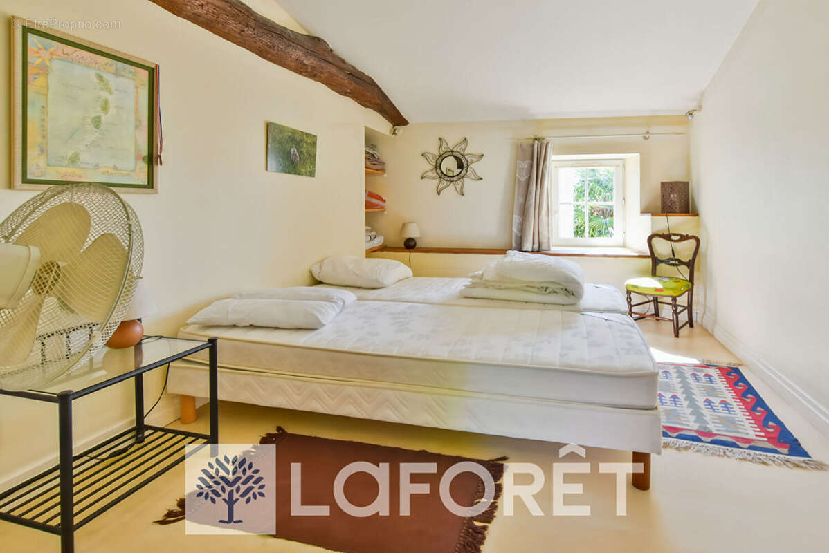 Maison à SAINT-GENIS-DE-SAINTONGE