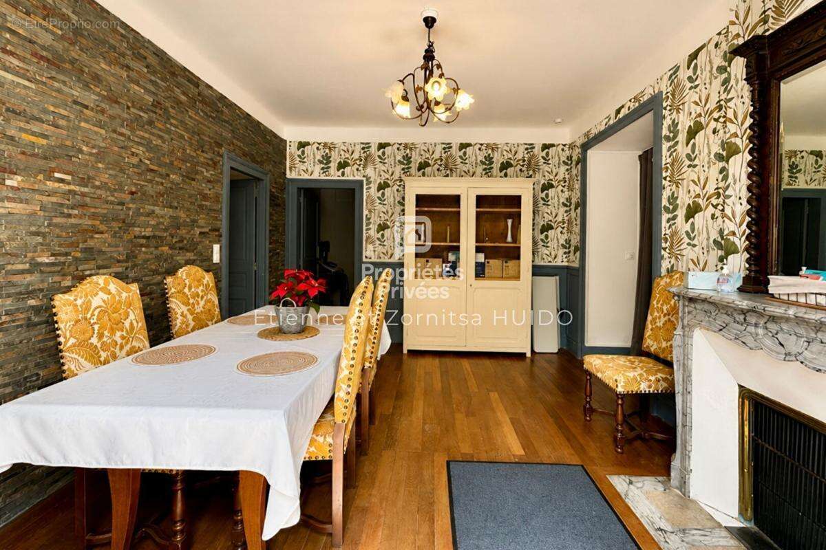 Maison de maître de 231 m² avec deux habitations indépendantes  Centre-ville de Vatan - photo 5
