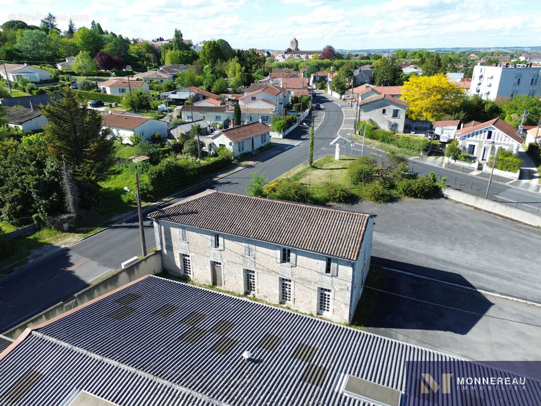Commerce à BARBEZIEUX-SAINT-HILAIRE