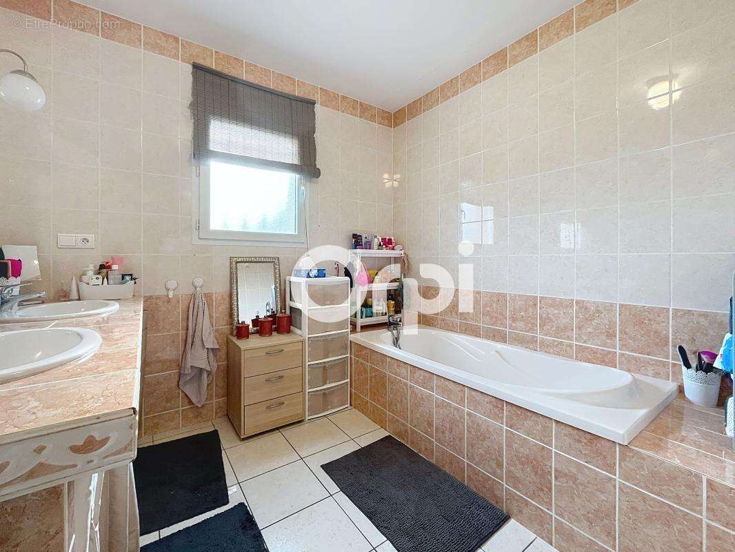 Maison à SAINT-PANTALEON-DE-LARCHE