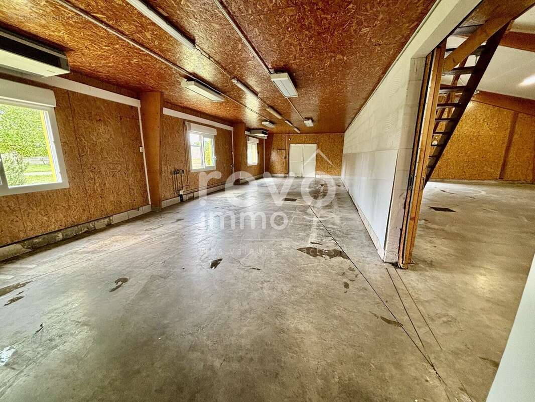 Commerce à LA BREILLE-LES-PINS