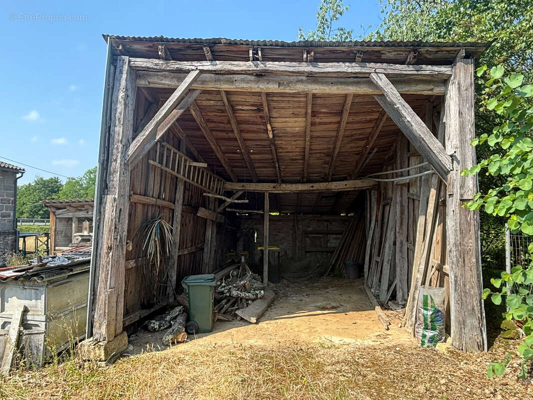 Maison en pierre 141 m2, 4 chambres, dépendances et jardin clos ! - photo 12
