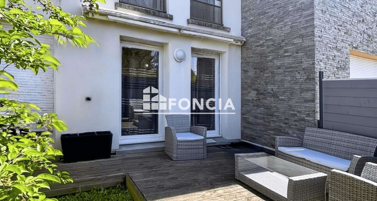 Comme une petite maison : 2 pièces avec 110 m² de jardin privatif, terrasse et 2 parkings boxable en sous-sol - photo 3