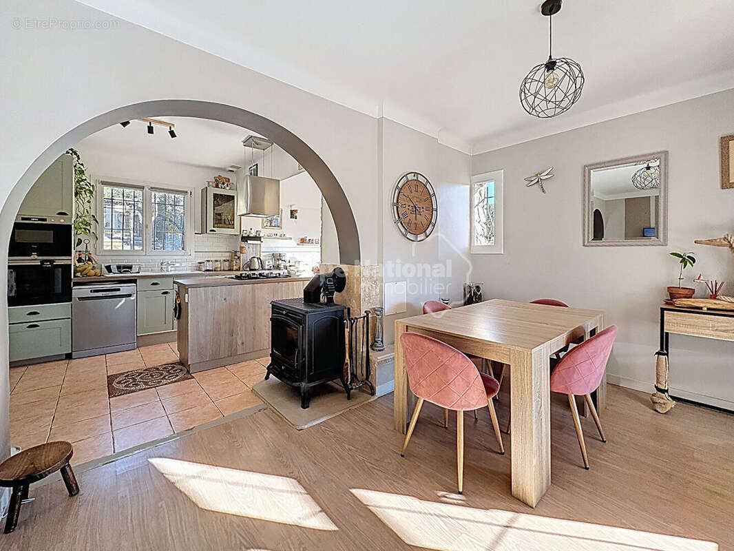 Maison à BAGNOLS-EN-FORET