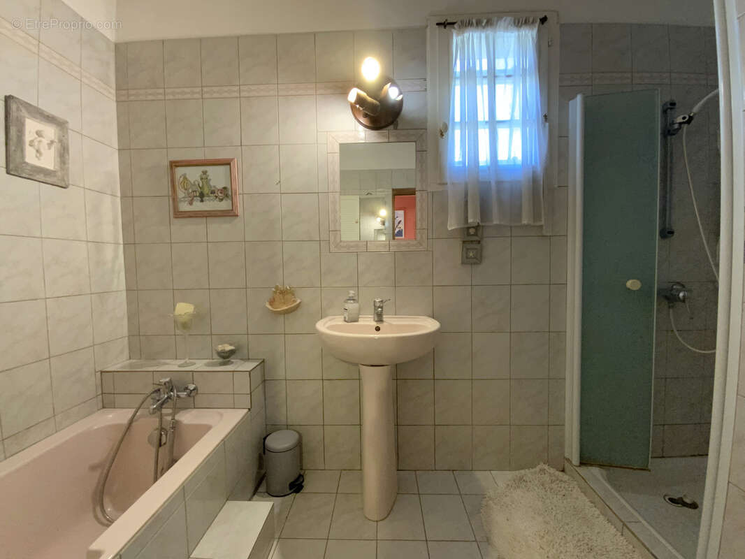 Villa de plain pied en position dominante avec vue . - photo 9