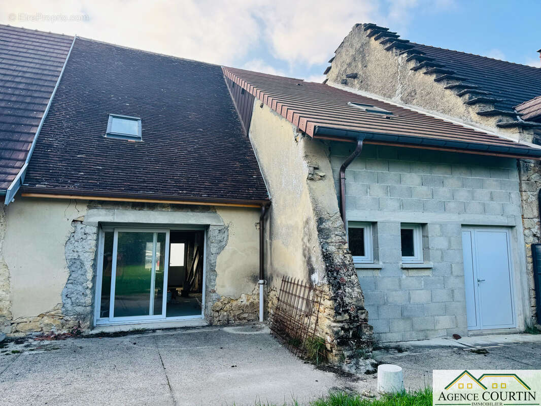 Maison à RUFFEY-SUR-SEILLE