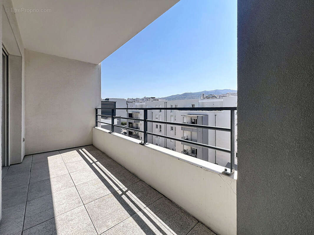 Dernier étage avec grande terrasse - Studio lumineux de 26,40 m² - Marseille 10e - photo 6