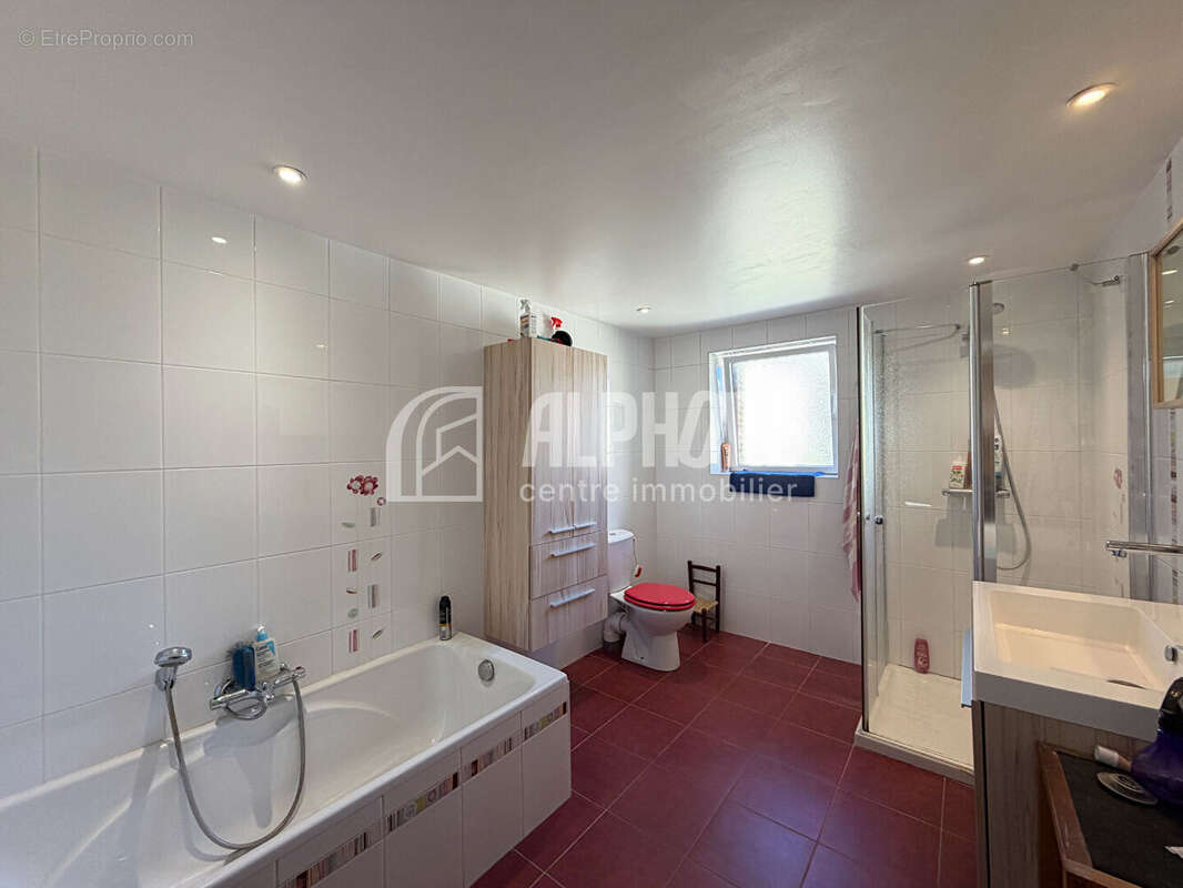 Maison familiale de 8 pièces à vendre à Sainte Gemme la Plaine - Réf. MIDE2265 - photo 8