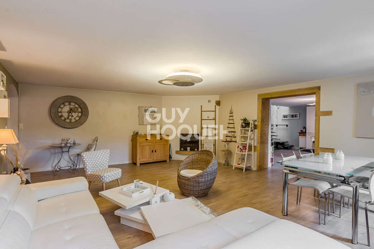 Appartement à POUILLY-LE-MONIAL