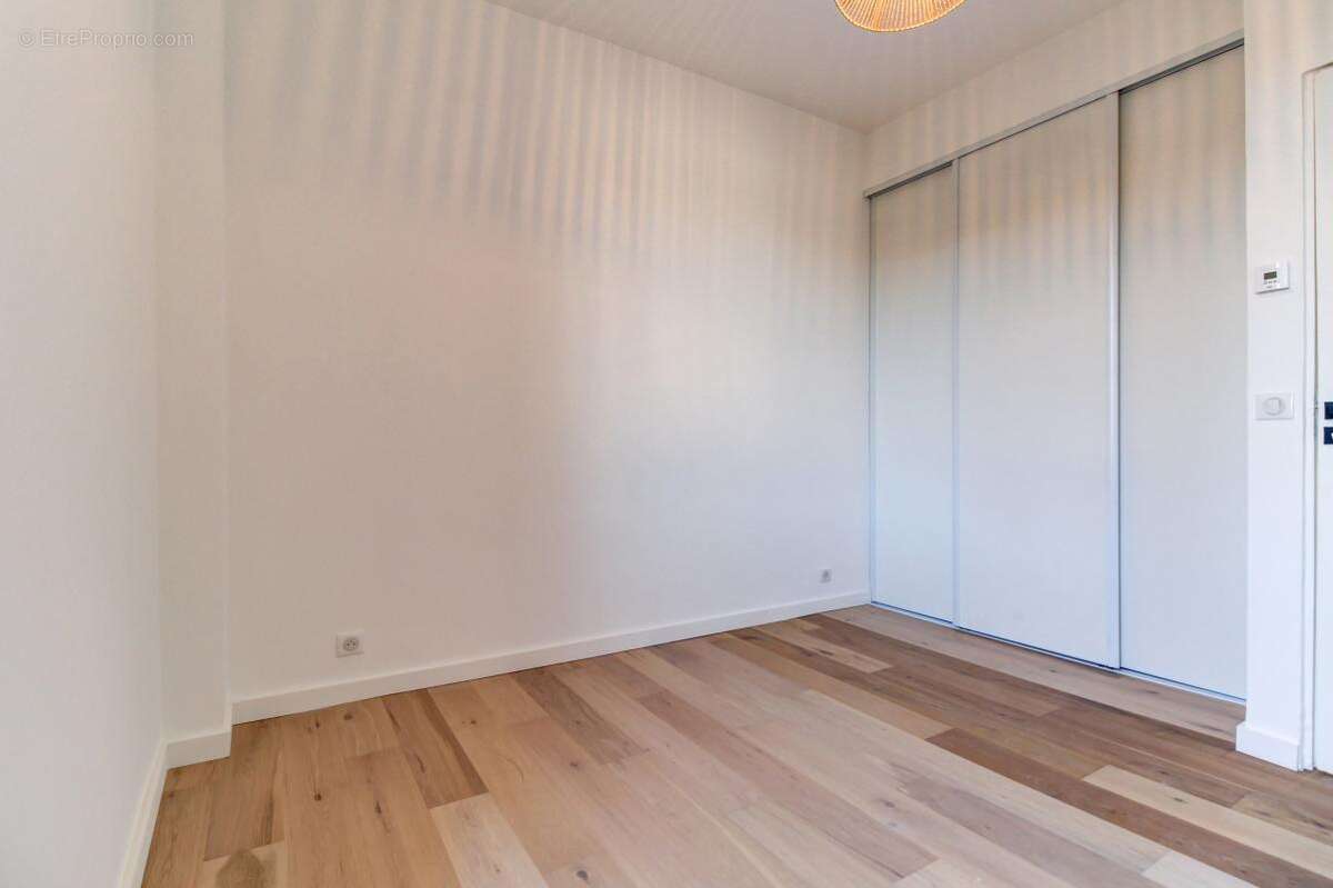 Appartement à SAINT-LAURENT-DU-VAR