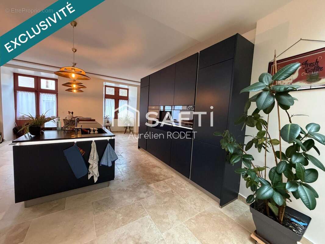 Maison 270 m² à Reuilly  - photo 3