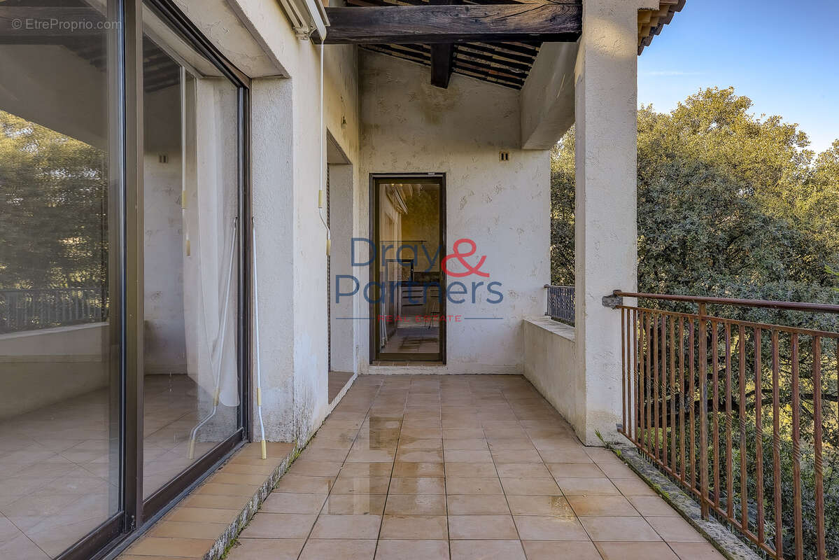 Villa  indépendante de  6 pièces avec  piscine à rénover - photo 3