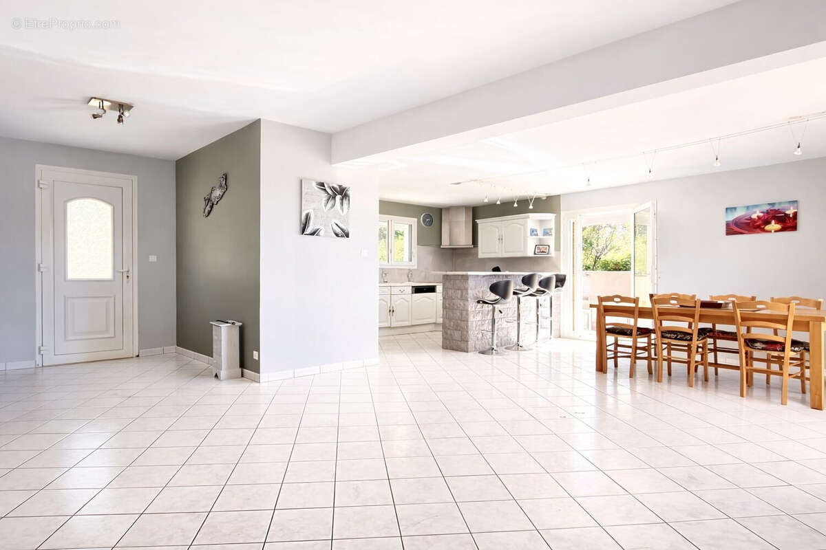 Maison 167 m² à Dallet  - photo 2