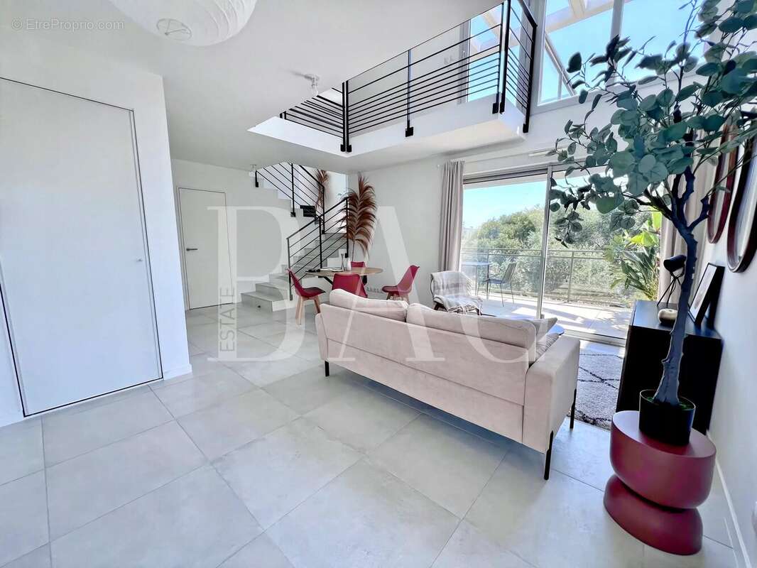Vue mer panoramique pour ce superbe appartement lumineux 4 pièces à Antibes - photo 3
