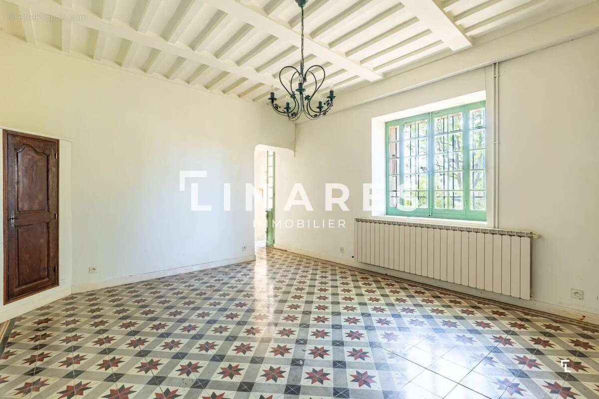 MAS DES PLATANES - Maison provençale à rénover de 263m2 - Terrain 2316m2 - Ventabren - photo 12
