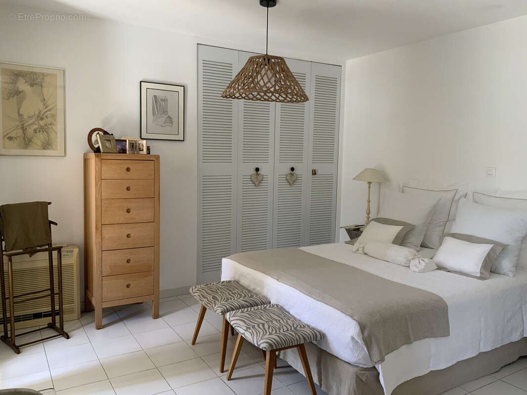 Villa de plain pied dans un quartier résidentiel d'Uzès sur un terrain de 1500 m2 avec piscine. - photo 10