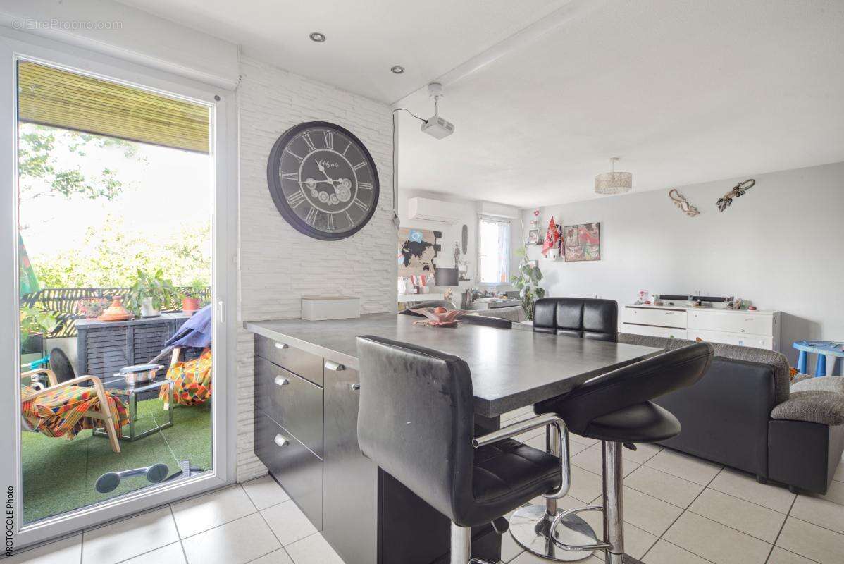 Appartement T4 86m² Dernier étage 2 parkings s-sol - photo 2