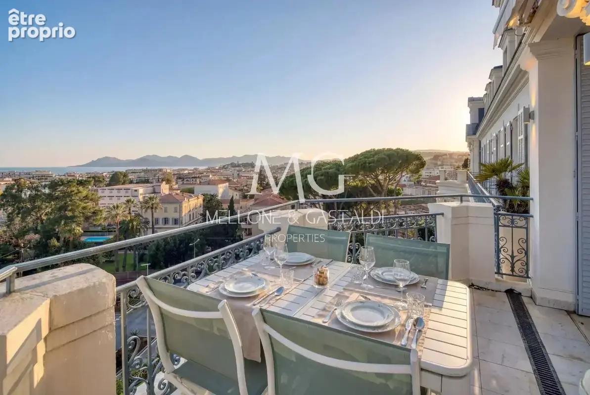 Cannes – Dernier étage bourgeois de 239 m² – Terrasse vue mer – Garage - photo 2