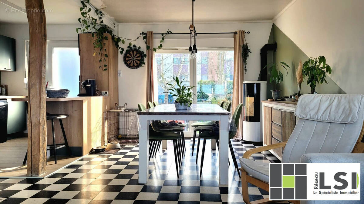 Maison à AVESNES-SUR-HELPE