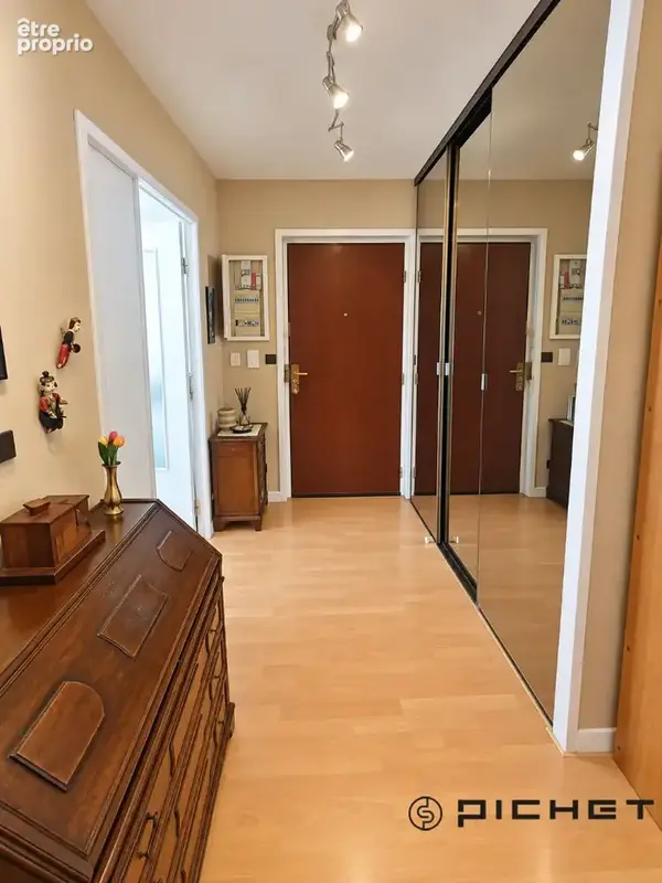 LA ROCHELLE PLEIN CENTRE MARCHE Appartement La Rochelle 3 pièce(s) 64.76m2 avec balcon et cave. - photo 2