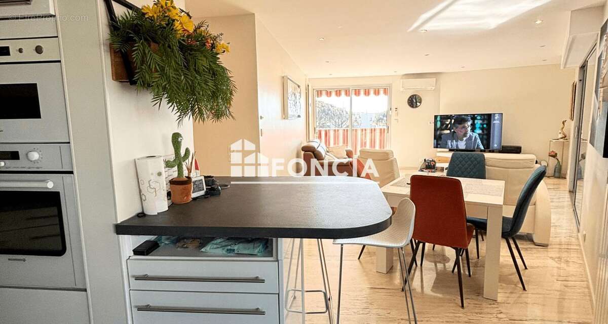 BAISSE DE PRIX – Superbe appartement 3 pièces rénové avec grande terrasse, garage et cave -  3 piscines - photo 6
