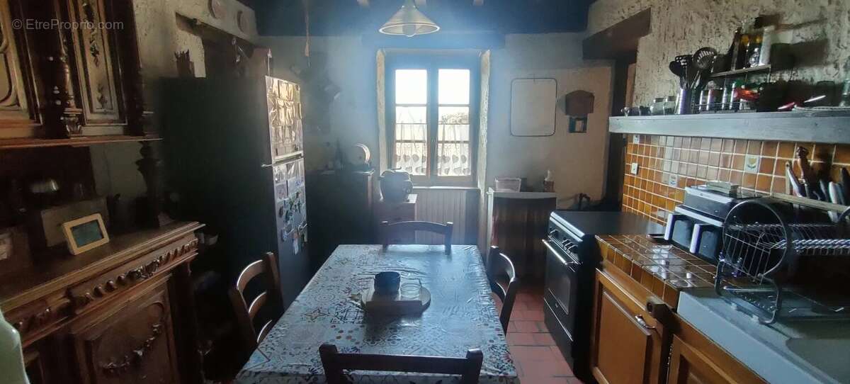 Maison à SAINT-LEGER-SOUS-LA-BUSSIERE