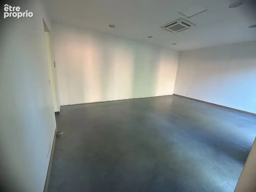 À vendre ! Local professionnel ou commercial de 120 m² avec terrasse, parking et nombreux atouts - photo 5