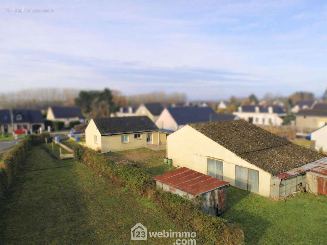 Maison de plain-pied de 99 m² et hangar de 100 m² - Maison à CORNE