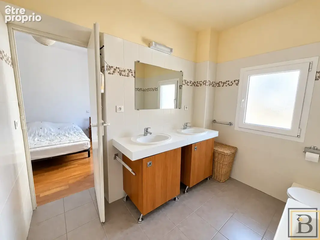 Vie citadine et confort pour ce généreux 4 pièces de 140 m2 - photo 12
