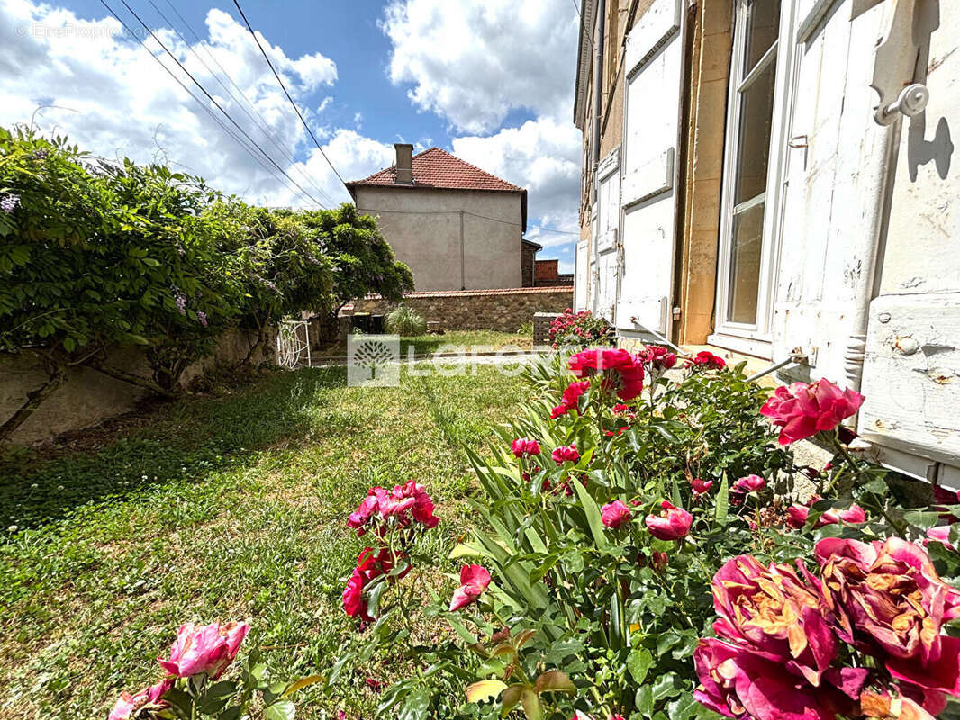 Maison en pierres T7 à Saint-Symphorien-de-Lay - 335 m², jardin 2 100 m² et appartement loué, 349 000 - photo 5