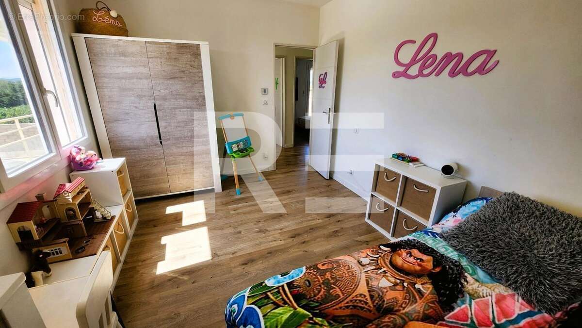 Maison à SAINT-CHAPTES