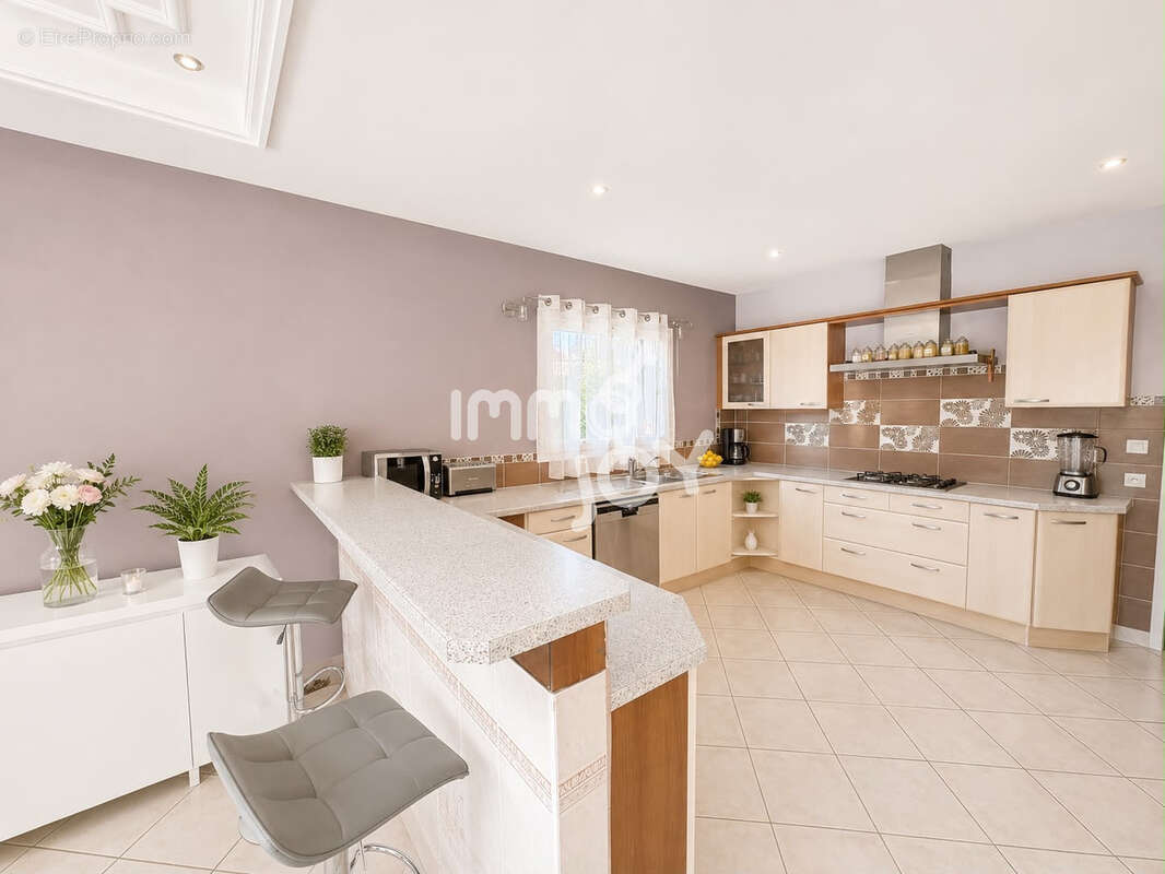 Maison contemporaine de 130 m2 avec piscine et terrain de plus de 900 m2 - photo 5