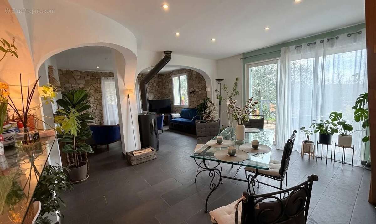 Maison à SAINT-CEZAIRE-SUR-SIAGNE