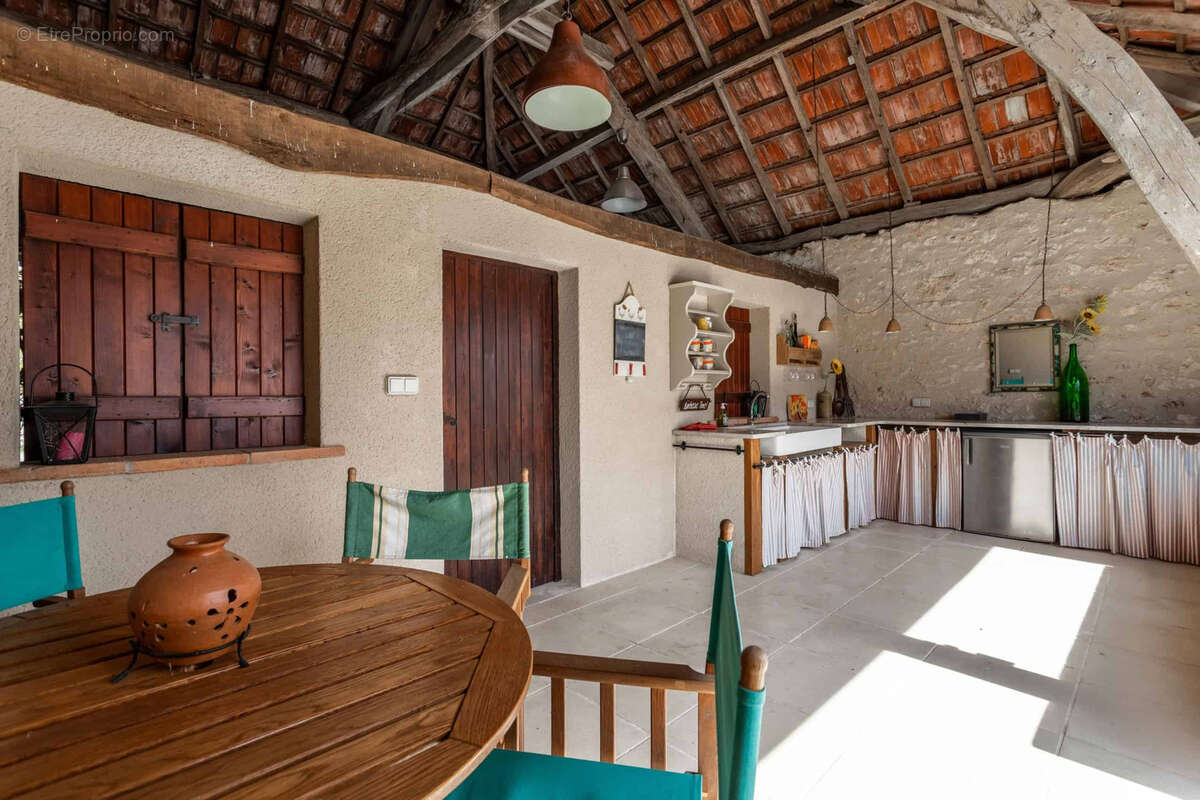 Maison de campagne avec piscine, dépendances, grange, terrain. - photo 28