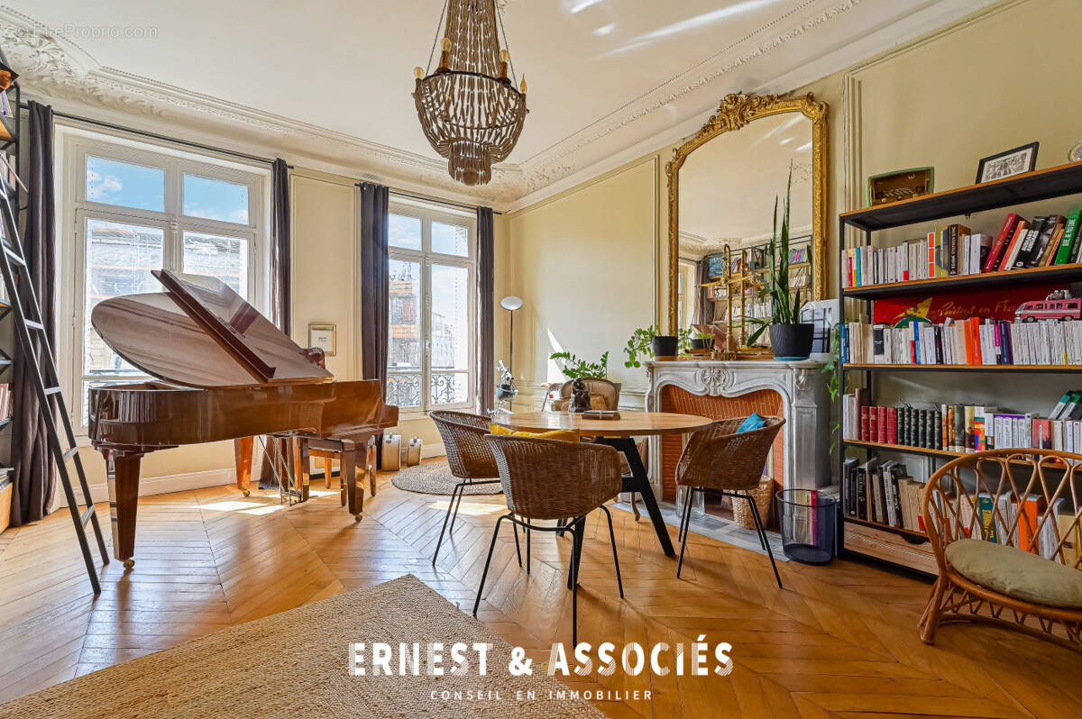 Appartement à PARIS-10E