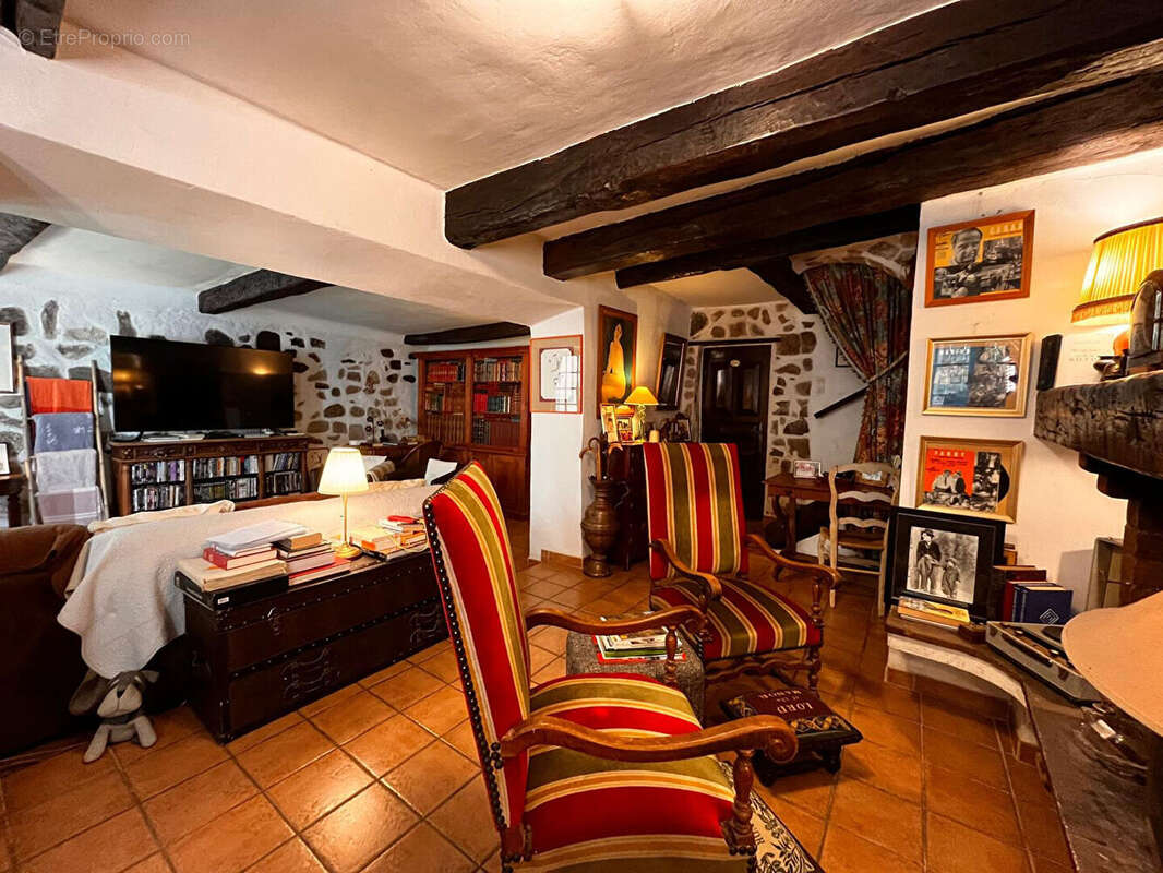 Maison  de charme située à Annot de 217 m2 comprenant 5 chambres et 3 caves. - photo 3