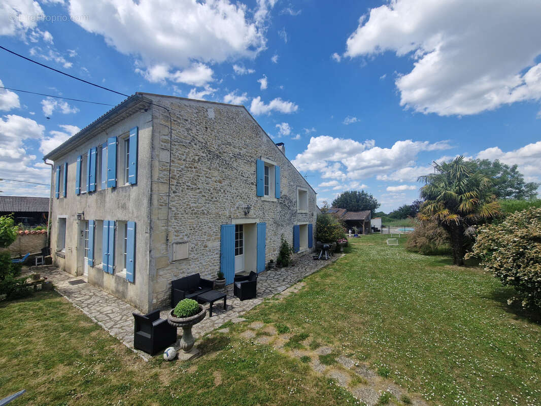 Maison à vendre 7 pièces proche de TONNAY BOUTONNE (17)- 198 m² habitables - jardin - piscine - garage - photo 9