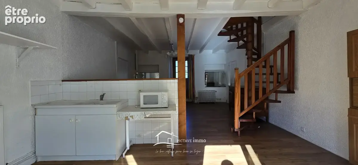 LUSIGNAN - Ensemble immobilier de 2 logements avec jardinets - photo 4