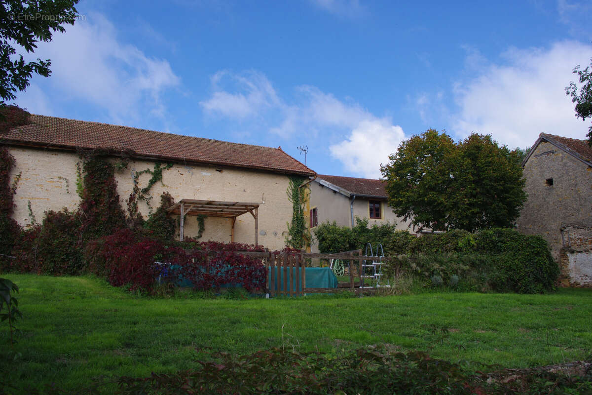 7 kms de Charlieu corps de ferme sur 5 hectares - photo 3