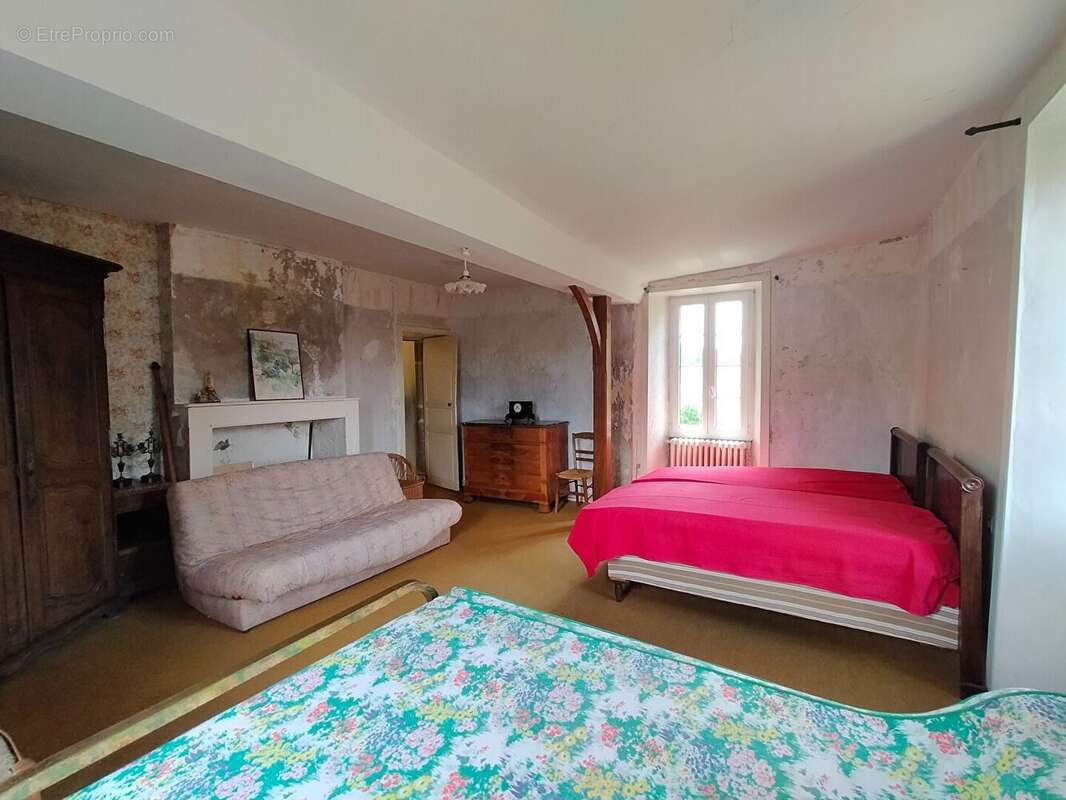 Maison avec étang à vendre à Courcité chambre - Maison à COURCITE