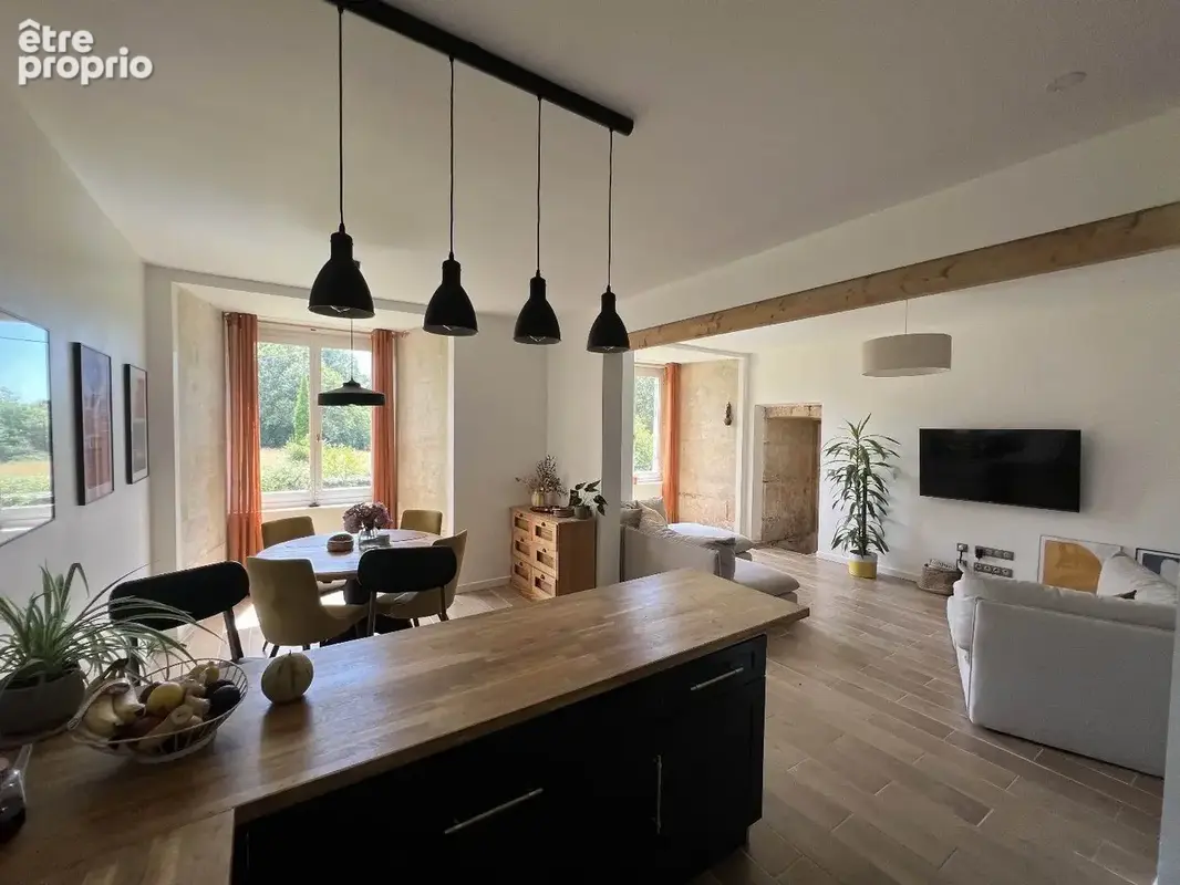 une partie d'un château, bien rénové. - photo 2