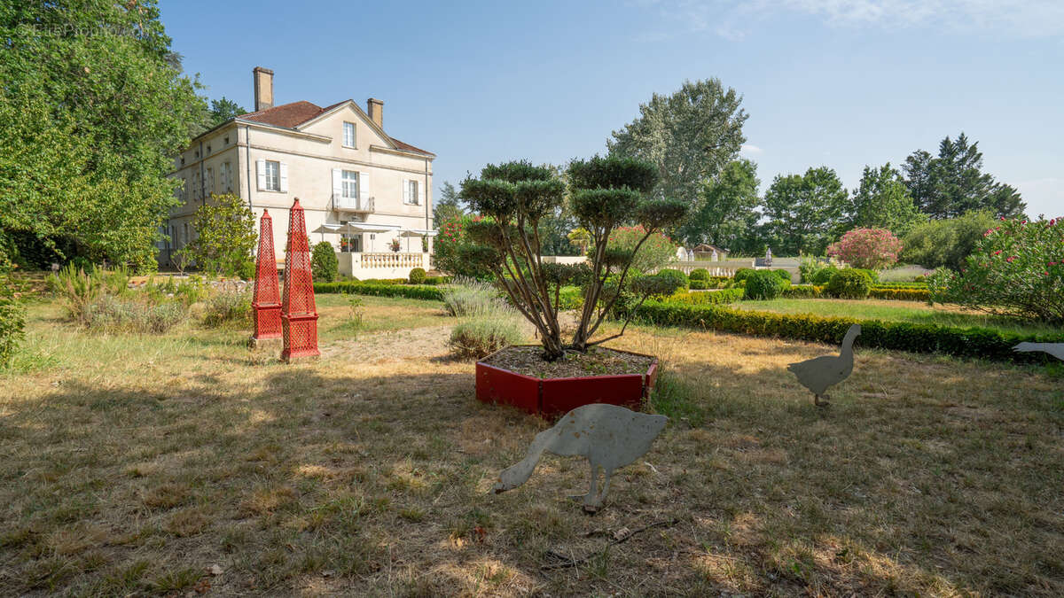 Magnifique Demeure dans le style néo paladien de 750 m2 comprenant 9 suites et 3 chambres avec un terrain de 1 - photo 22