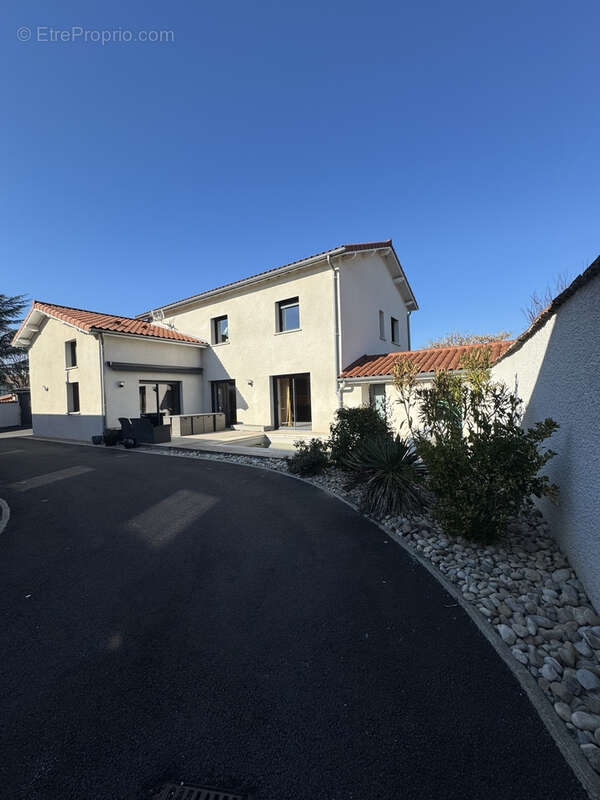 Maison à VEAUCHE