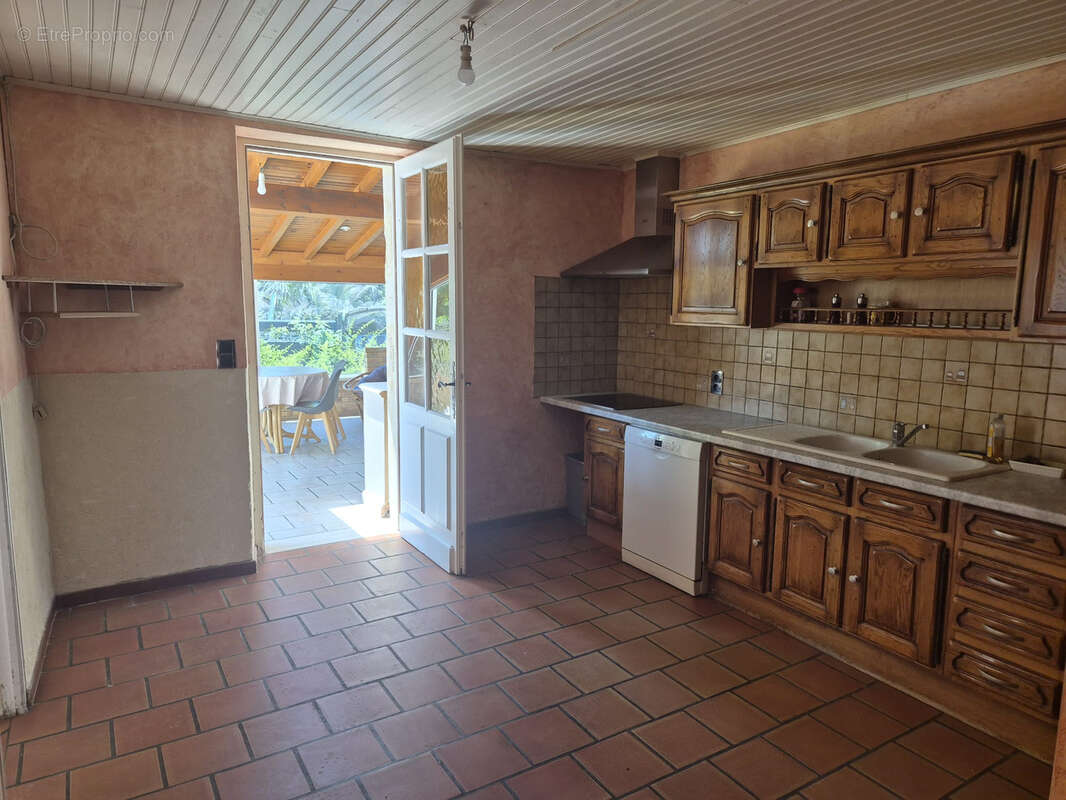 Maison en pierre de 209 m2 avec piscine et dépendances sur un terrain clos de 7075 m2 - photo 8